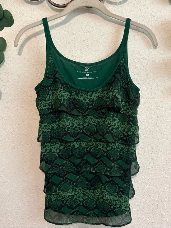New York & Company Tops - Y2K Green Ruffle-Tiered Snake-Print Tank Top✨